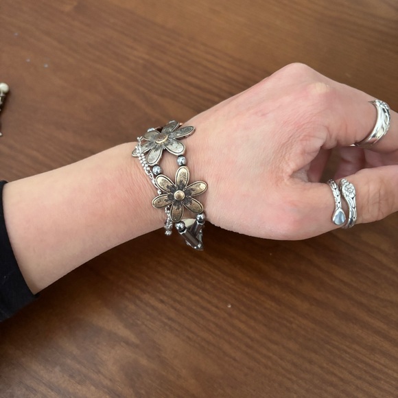 Daisy magnetic cuff bracelet - Picture 2 of 3